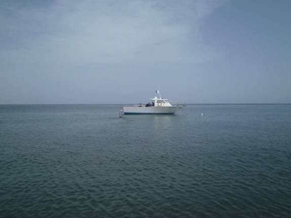 Nadando até o barco para sair para mergulhar nos naufrágios em St. Pierre, no norte de Martinica